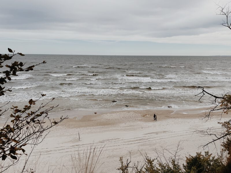 Ausblick auf die Wanderer die am Strand von Bansin entlangziehen