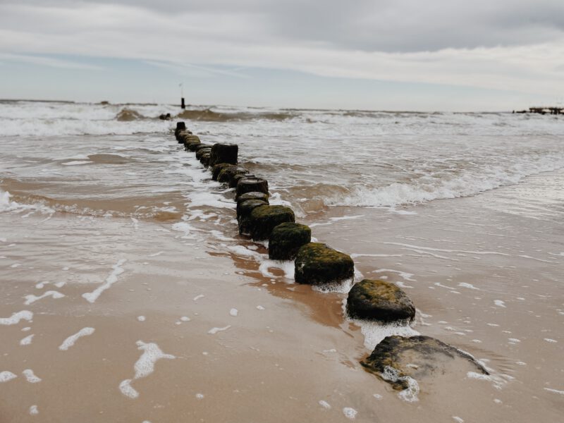 Auf dem Weg zur Steilküste geht es vorbei am Strand